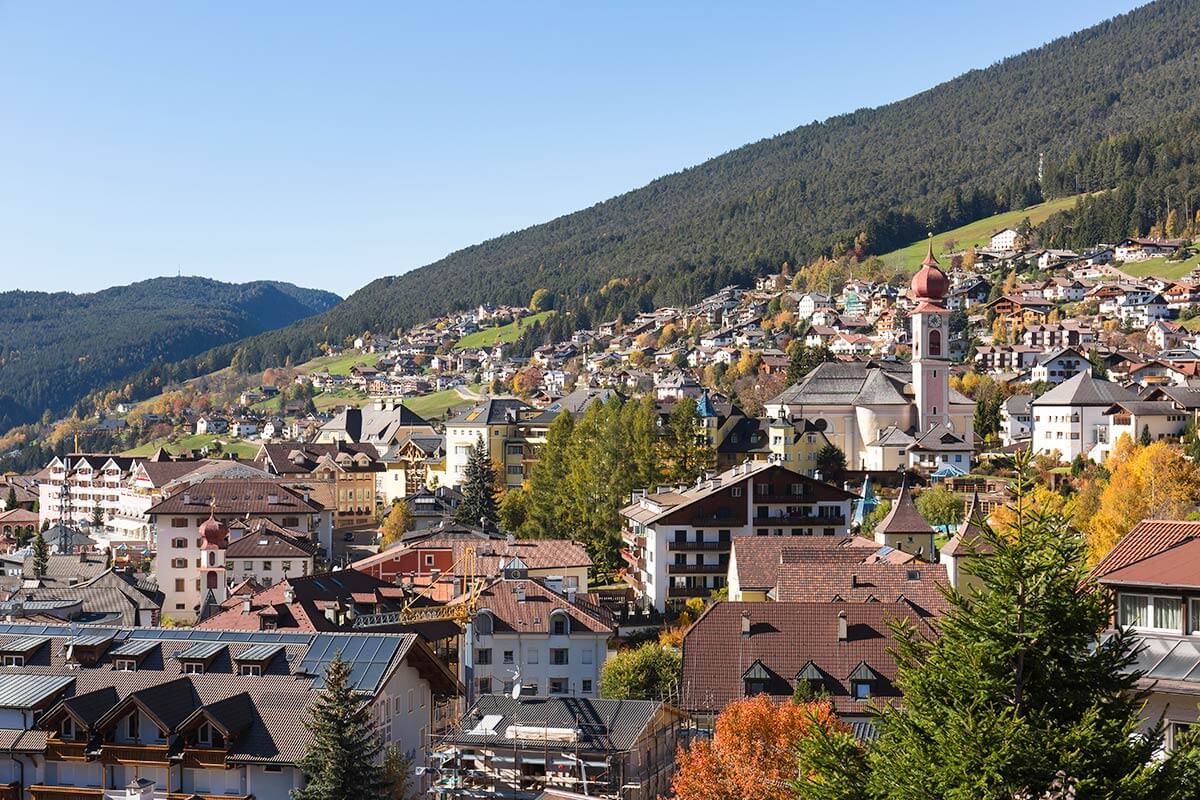 Blick zur Kirche von St. Ulrich